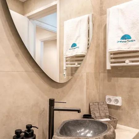 Derouse Eva Jacuzzi & Sauna Apartment Athens