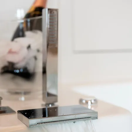 Derouse Eva Jacuzzi & Sauna Appartement *